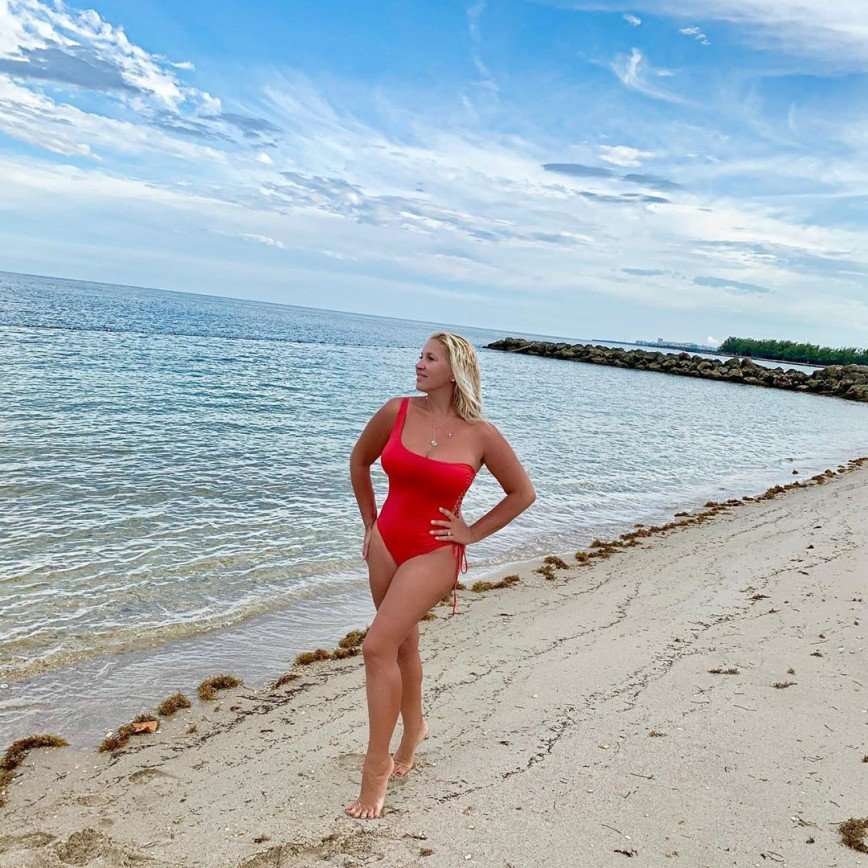 Блондинка на пляже: 46-летняя Екатерина Одинцова показала фигуру в купальнике