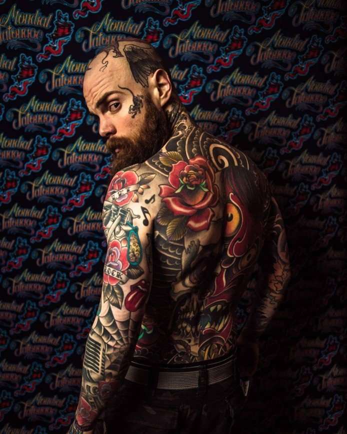 «Люди боялись смотреть мне в лицо»: учитель из Франции нанес себе татуировки на все тело