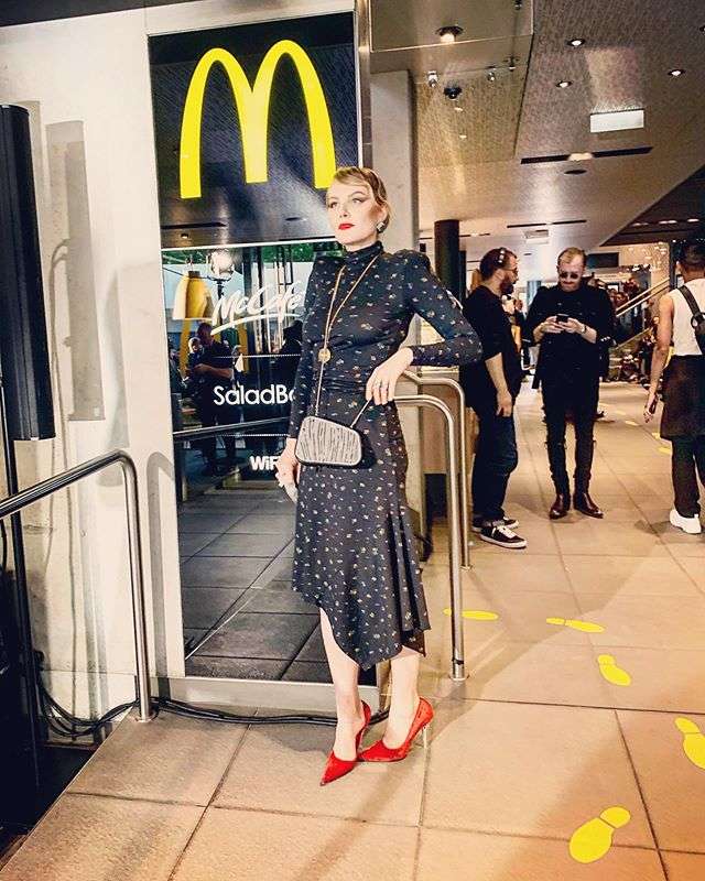 Рената Литвинова в роковом образе посетила показ мод в Макдональдсе