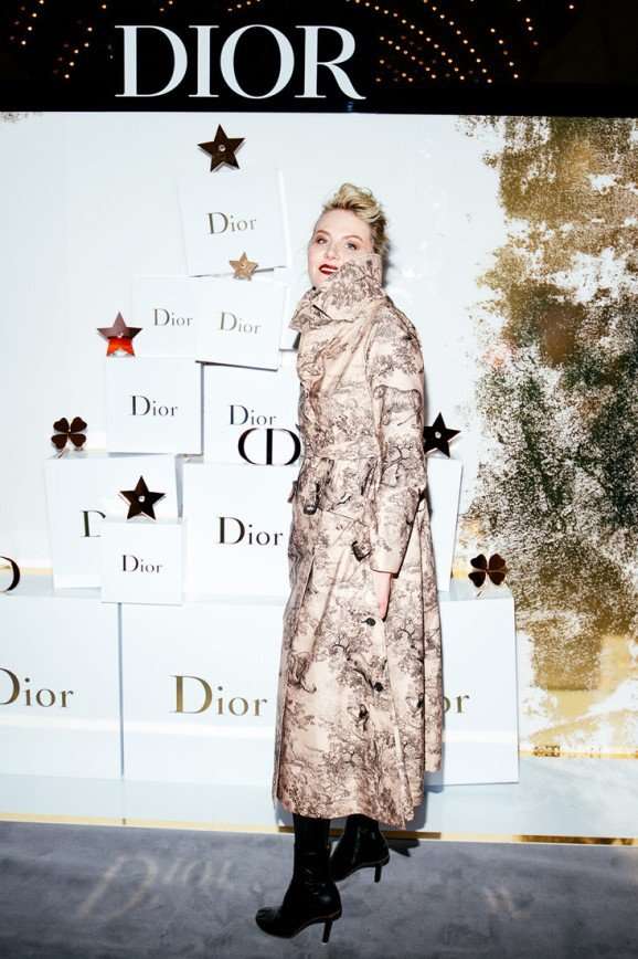Рената Литвинова с дочерью побывала на рождественском коктейле Dior
