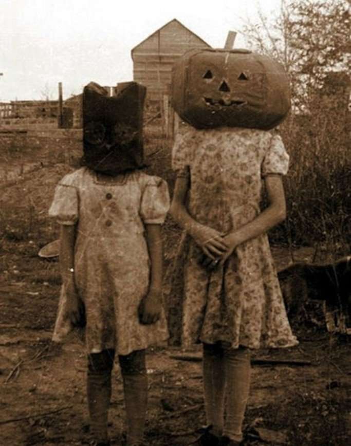 В чулках и с тыквой на голове: как раньше выглядели костюмы на Хэллоуин