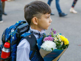 Чому дарувати квіти 1 вересня вже не модно: думка батьків