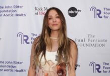 Дочка Кейлі Куоко Матильда кричить від чистої радості, виконуючи класичну дитячу діяльність