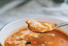 Ситний томатний суп з гострою ковбасою та орзо: сімейний рецепт