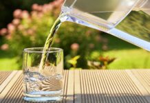 Я завжди пив воду з-під крана прямо з раковини — поки цей елегантний глечик не змінив усе (всього 31 долар!)