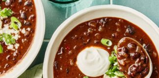 Швидко та смачно: дієвий суп з чорної квасолі з 5 інгредієнтів