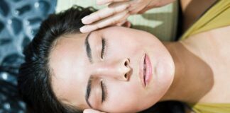 Czy „joga twarzy” naprawdę może odwrócić proces starzenia? Nowe badanie daje mieszane wyniki