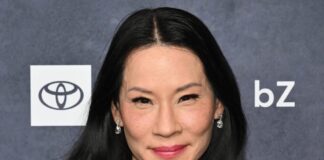Lucy Liu otočí hlavy s gotickým pohledem na premiéře filmu Ďábel nosí Pradu 2