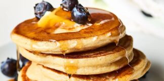 O melhor café da manhã com baixo esforço e alto teor de proteínas: panquecas de queijo cottage com 3 ingredientes