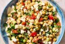 Освіжаючий та ситний: ідеальний грецький салат з нутом