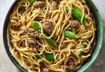 Швидка вечеря в будні: Локшина з яловичим фаршем, місо та імбиром