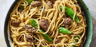 Victoria rápida entre semana: fideos con carne molida y miso y jengibre