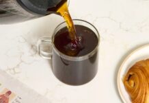 Banální produkt do ledničky, který zlepšuje kávu bez přidání cukru