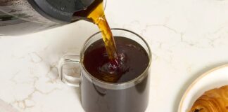 Banální produkt do ledničky, který zlepšuje kávu bez přidání cukru